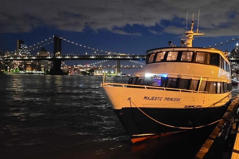 Promenade en bateau à New York la nuit