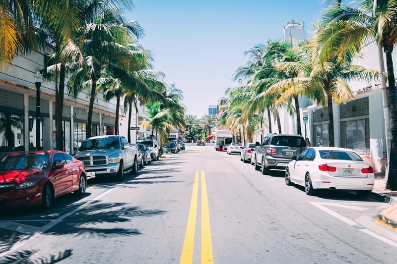 Coches aparcados en Miami