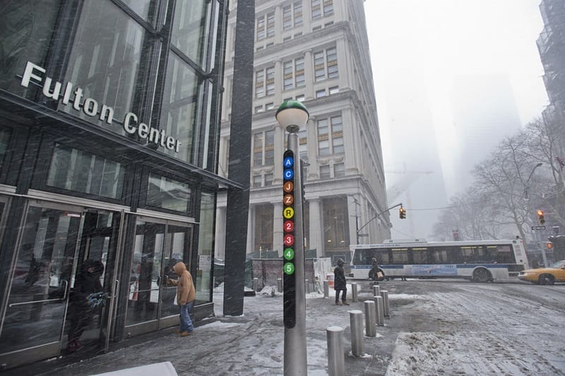 L'entrée du Fulton Center à New York en hiver