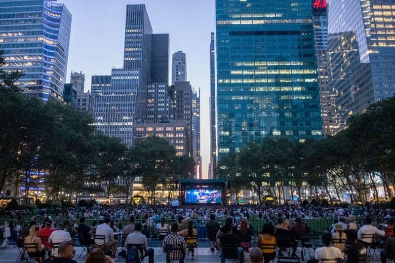 Cinema ao ar livre em Nova Iorque em junho