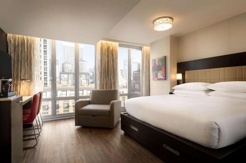 Camera da letto all'Embassy Suites By Hilton New York Manhattan