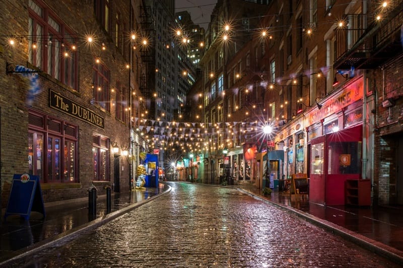 Stone Street in New York bei Nacht