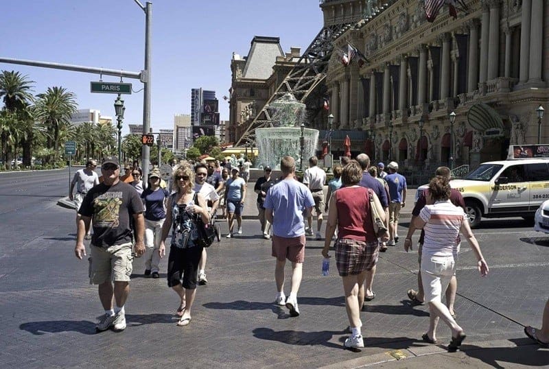 Touristen beim Spaziergang in Las Vegas