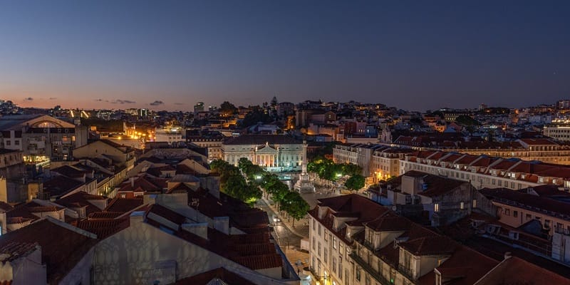 La zona di Baixa Lisboa di notte