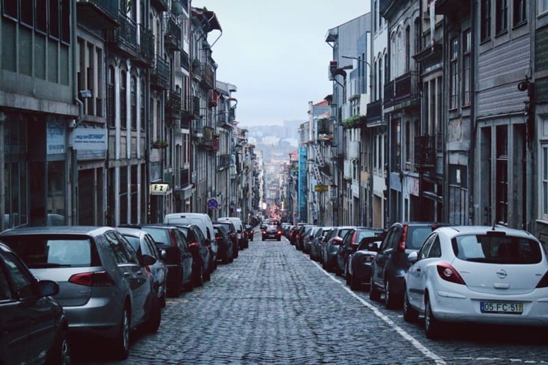 In Porto geparkte Autos