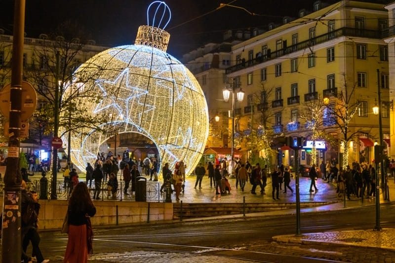 Plaza Luís de Camões en Lisboa por la noche