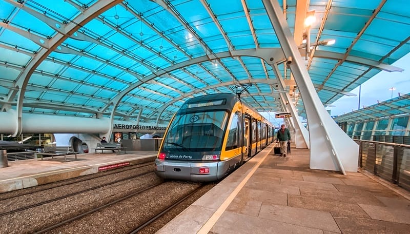 Metro alla stazione dell'aeroporto di Porto