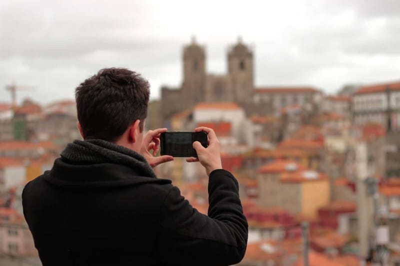 Homme utilisant un téléphone portable à Porto