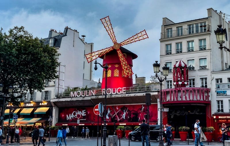 Il cabaret del Moulin Rouge a Parigi