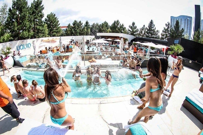 Des personnes profitent d'une fête au bord de la piscine à Las Vegas