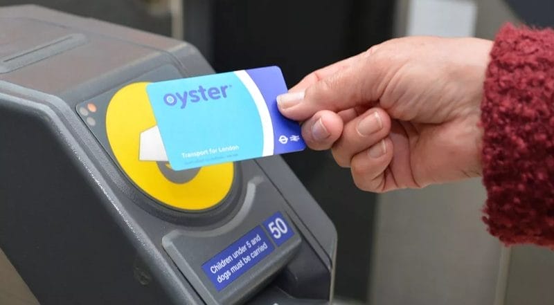 Persona che utilizza la Oyster card