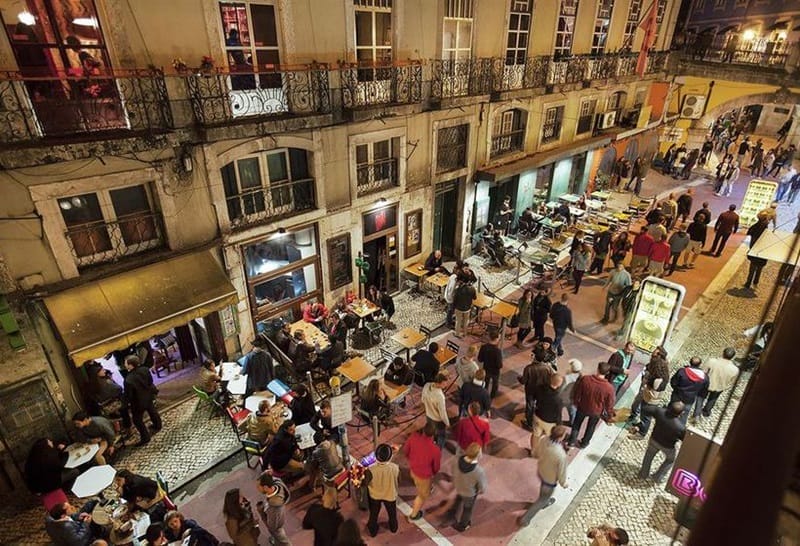 Rua Cor-de-Rosa bei Nacht in Lissabon