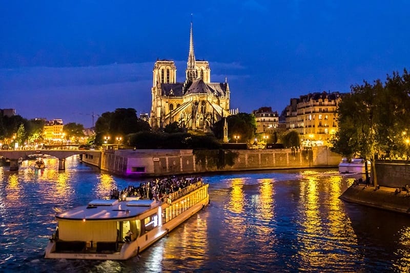 Night boat trip in Paris