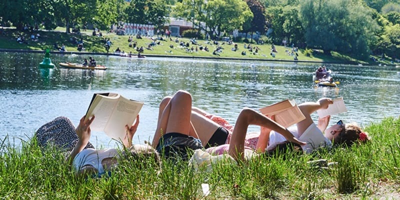 Raparigas a desfrutar do verão em Berlim