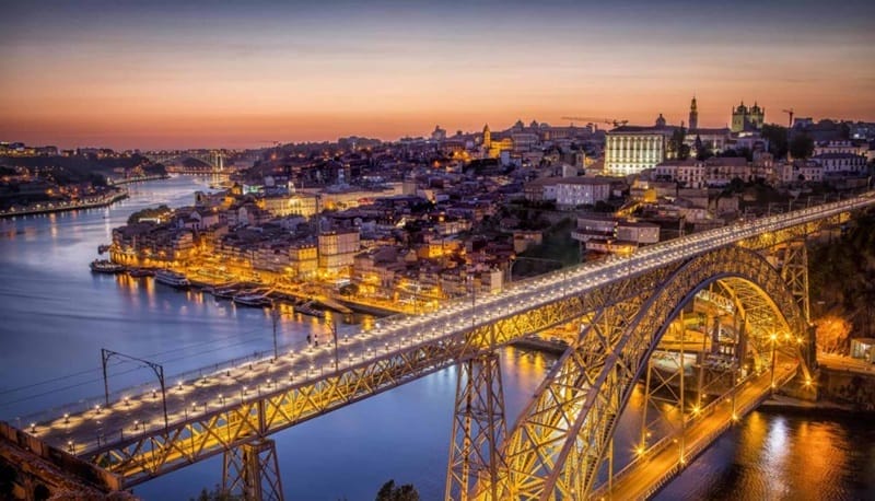 Pôr do sol de outono no Porto