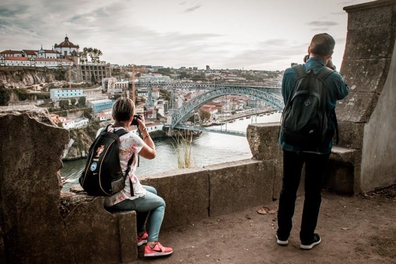 Touristen benutzen ihre Handys in Porto