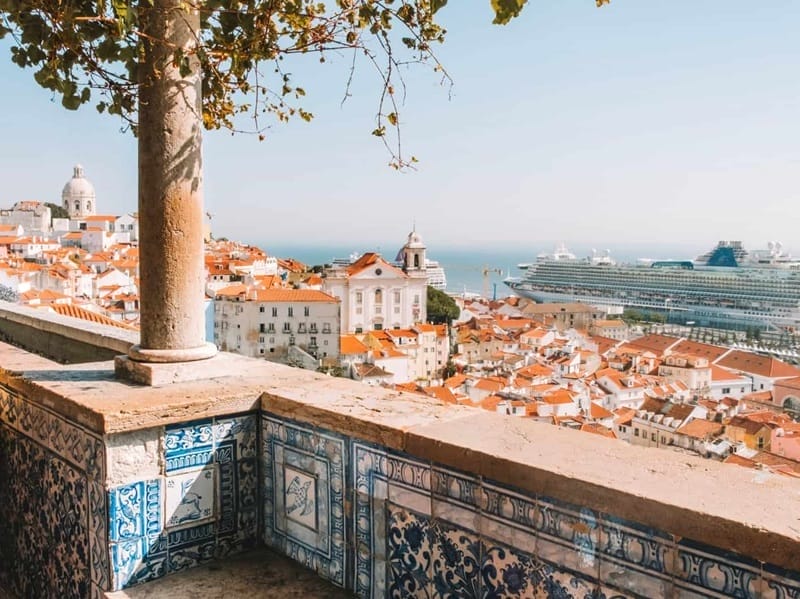 Blick vom Miradouro de Santa Luzia in Lissabon