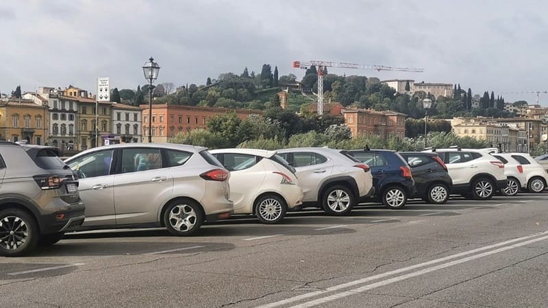 Carros estacionados em Florença