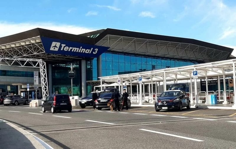 A l'extérieur de l'aéroport de Fiumicino à Rome