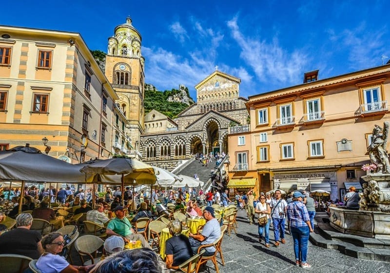 Haute saison sur la côte amalfitaine en Italie