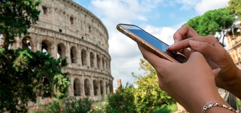 Um turista a usar um telemóvel em Roma