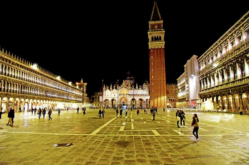 Piazza San Marco in Venedig bei Nacht