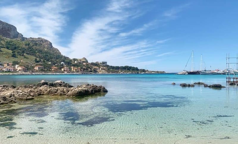 La spiaggia di Sferracavallo a Palermo, in Italia