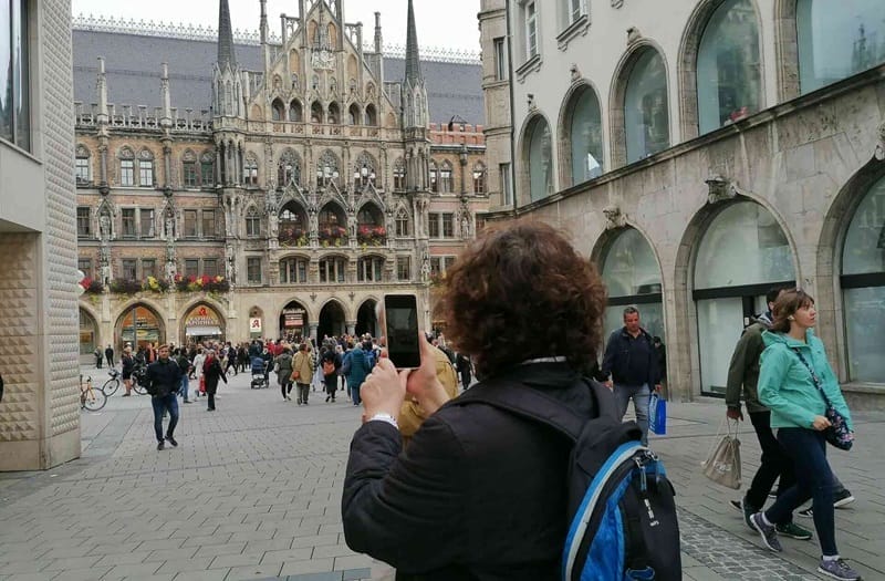 Turista a utilizar o telemóvel em Munique