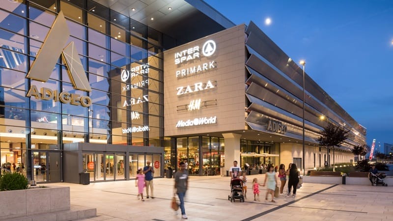 Persone che passeggiano nel centro commerciale di Verona