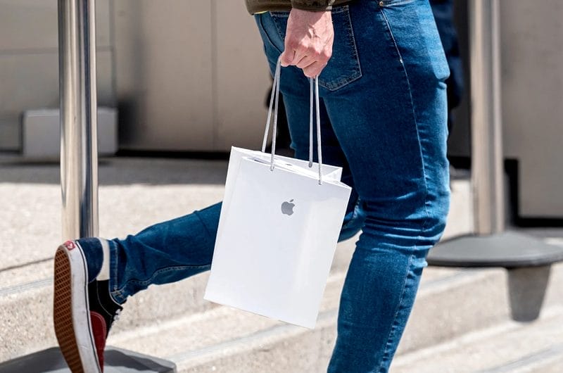 Hombre con una bolsa de la tienda Apple