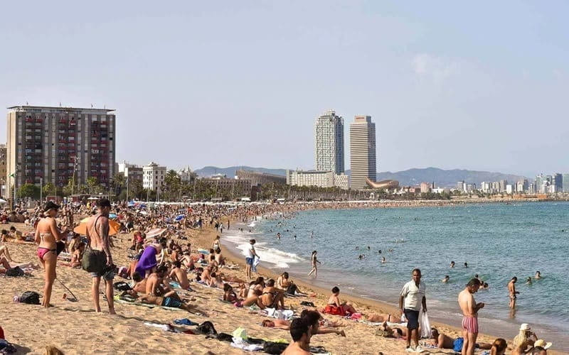 Praia cheia de gente em Barcelona em junho