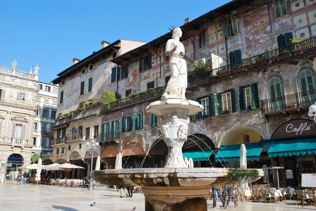 Piazza delle Erbe e Case Mazzanti a Verona