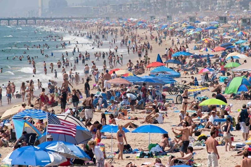 Playa abarrotada en julio en Los Ángeles