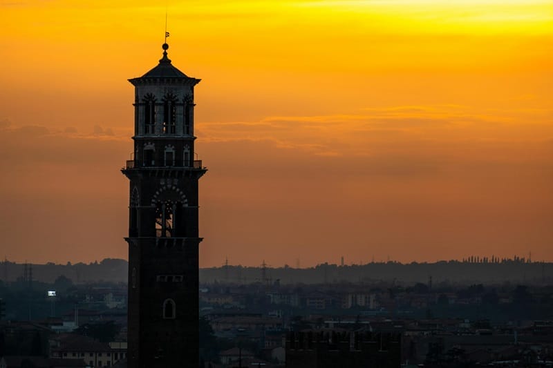 Torre dei Lamberti bei Sonnenuntergang in Verona