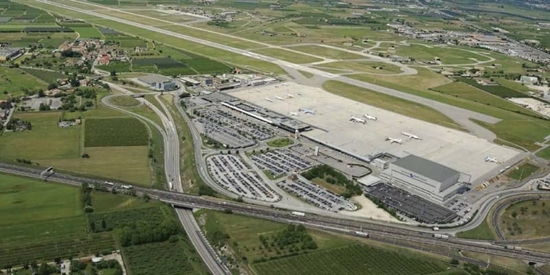 Vista ampla do aeroporto de Verona