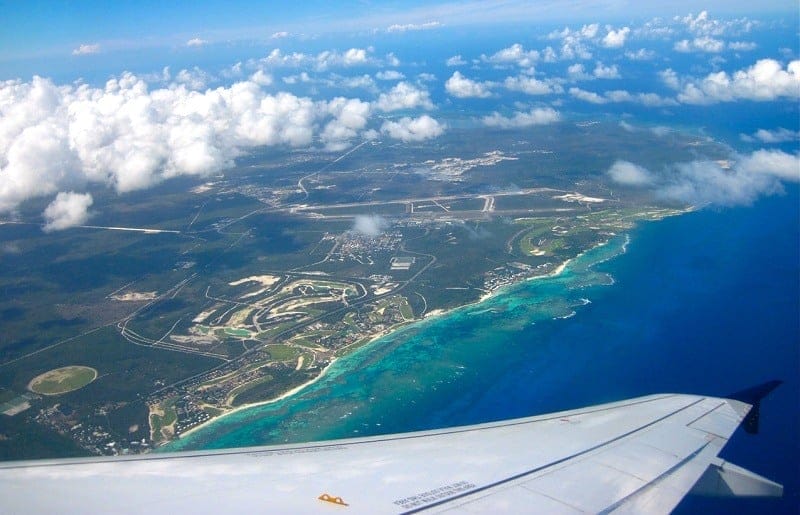 Avión sobrevolando Punta Cana