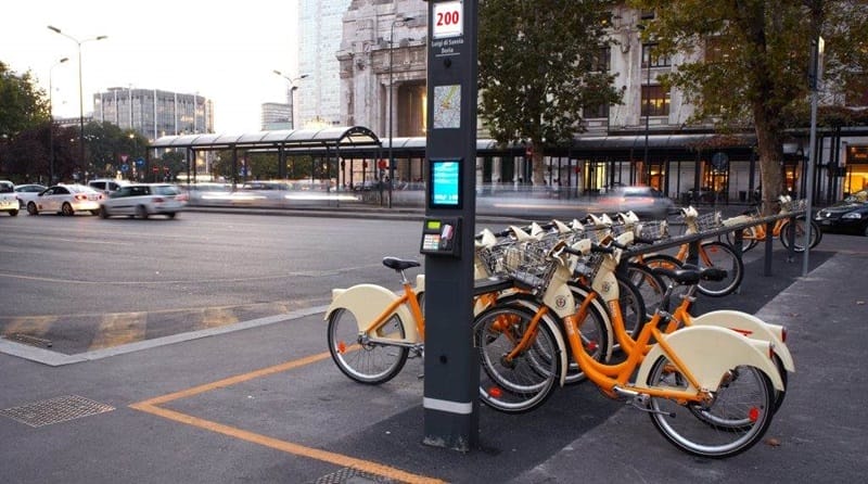 Estacionamento de bicicletas em Milão