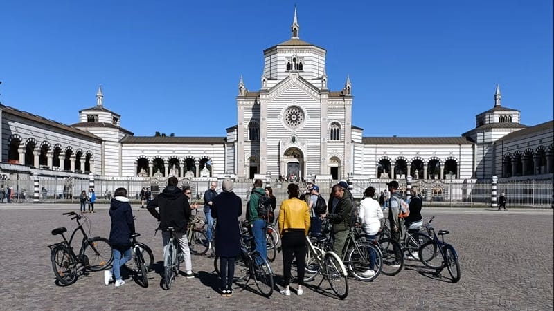 Turistas com bicicletas em Milão