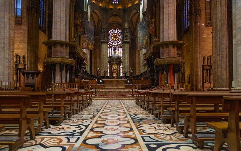 A Catedral de Milão vista de dentro