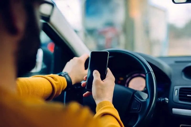 Hombre utilizando su teléfono móvil