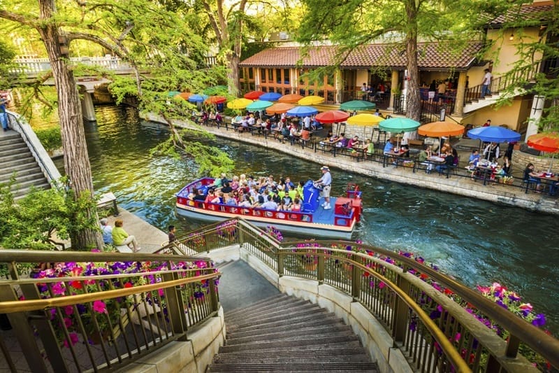 Passeggiata lungo il fiume di San Antonio