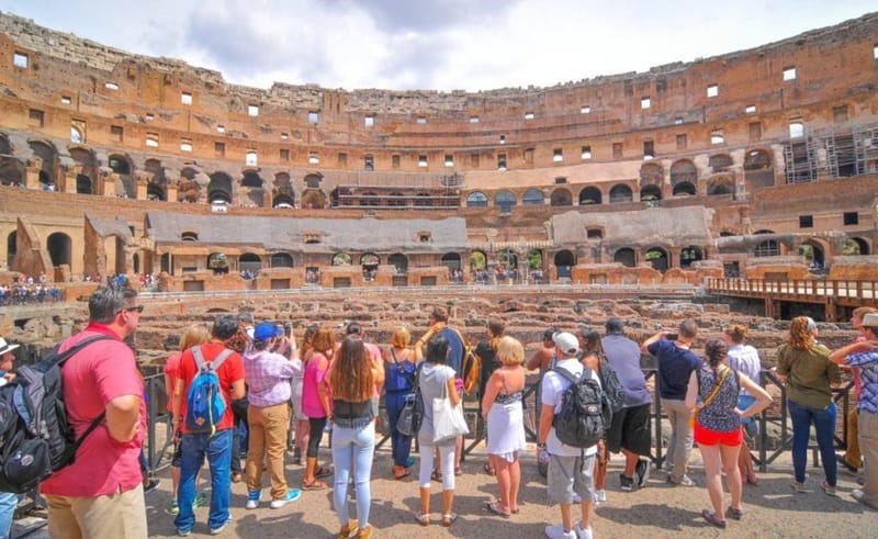 Touristen am Kolosseum in Rom