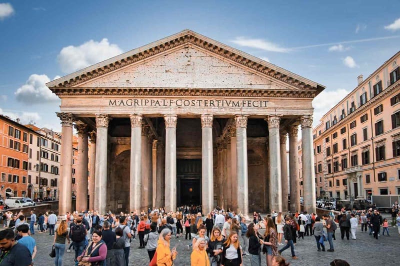 Turistas no Panteão em Roma