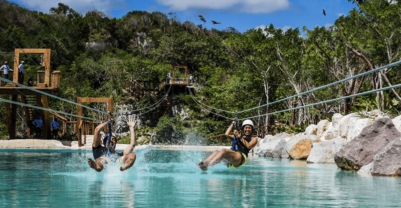 Jóvenes disfrutando de Scape Park en Punta Cana