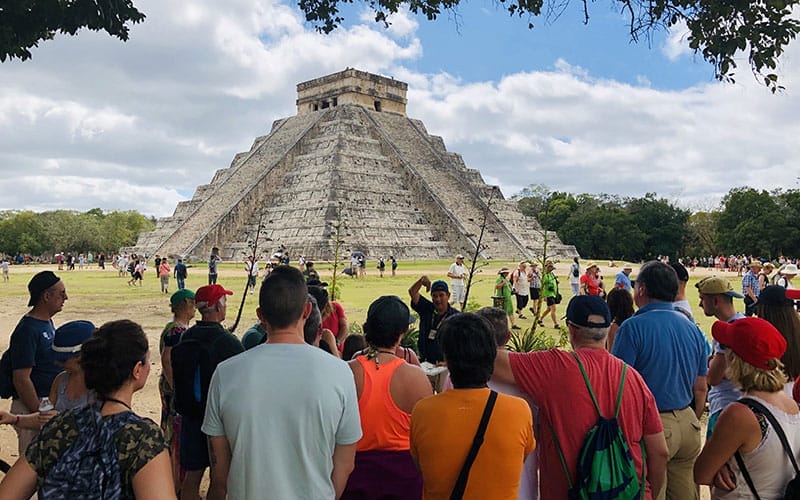 Turisti a Chichén Itzá