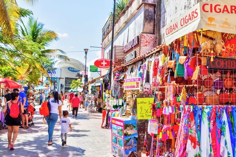 Touristes se promenant à Cancun